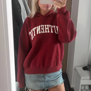 Röd hoodie - Jätte fin och mysig röd hoodie💕perfekt nu mot höst/vinter