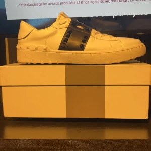 Valentino Open - Tjena säljer mina valentino open skor i vit/svart. Använda smått men tvättas innan jag skickar. Köpte fel storlek så kan byta mot en storlek mindre eller lösa ett pris för båda. Finns kvitto.