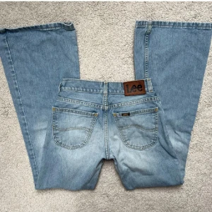 Lowwaist Lee jeans - Sjukt snygga jeans från Lee!  älskar verkligen passformen!!😍 dom är lite slitna där nere, är inte tvättade på den bilden därför lite smutsiga. 1:a bilden är  lånad men resten är mina💘  