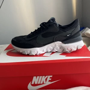 W Nike React Revision - Helt nya och oanvända. Nypris 1595