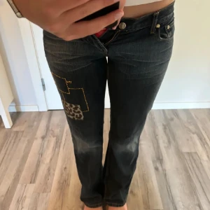 Boot cut jeans low waisted  - Jätte fina butcut jeans, har använt dem en gång pris lappen är tyvärr inte kvar. Innerbenet ca 80cm, ytterbenet ca 103cm, minfjemått ca 38/39cm 