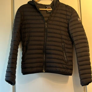 Colmar jacka - Säljer denna då den är för liten. Storlek 46 sitter som xs.