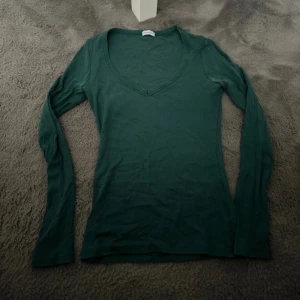 Intimissimi tröja  - Fint skick, en liten missfärgning i ena armhålan (se bild). Går säkert att lösa på kem eller annan metod, därav mkt reducerat pris!