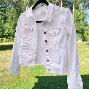 Vit jeansjacka - En vit jeansjacka från Even&Odd. Jackan är i storlek XS och har blivit för liten till mig 🤍 Knappt använd, därav priset 🌷  Längd: 48 cm Axel: 39 cm