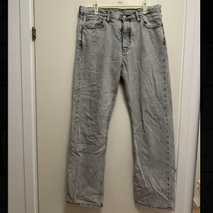 Gråa jeans - Ett par gråa jeans som är använda fåtal gånger. Säljes då passformen inte var som tänkt  Nypris ca 2000
