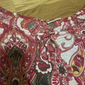 Mönstrad t-shirt  - Jätte gullig tröja med knyte i halslinningen, bra skick💕