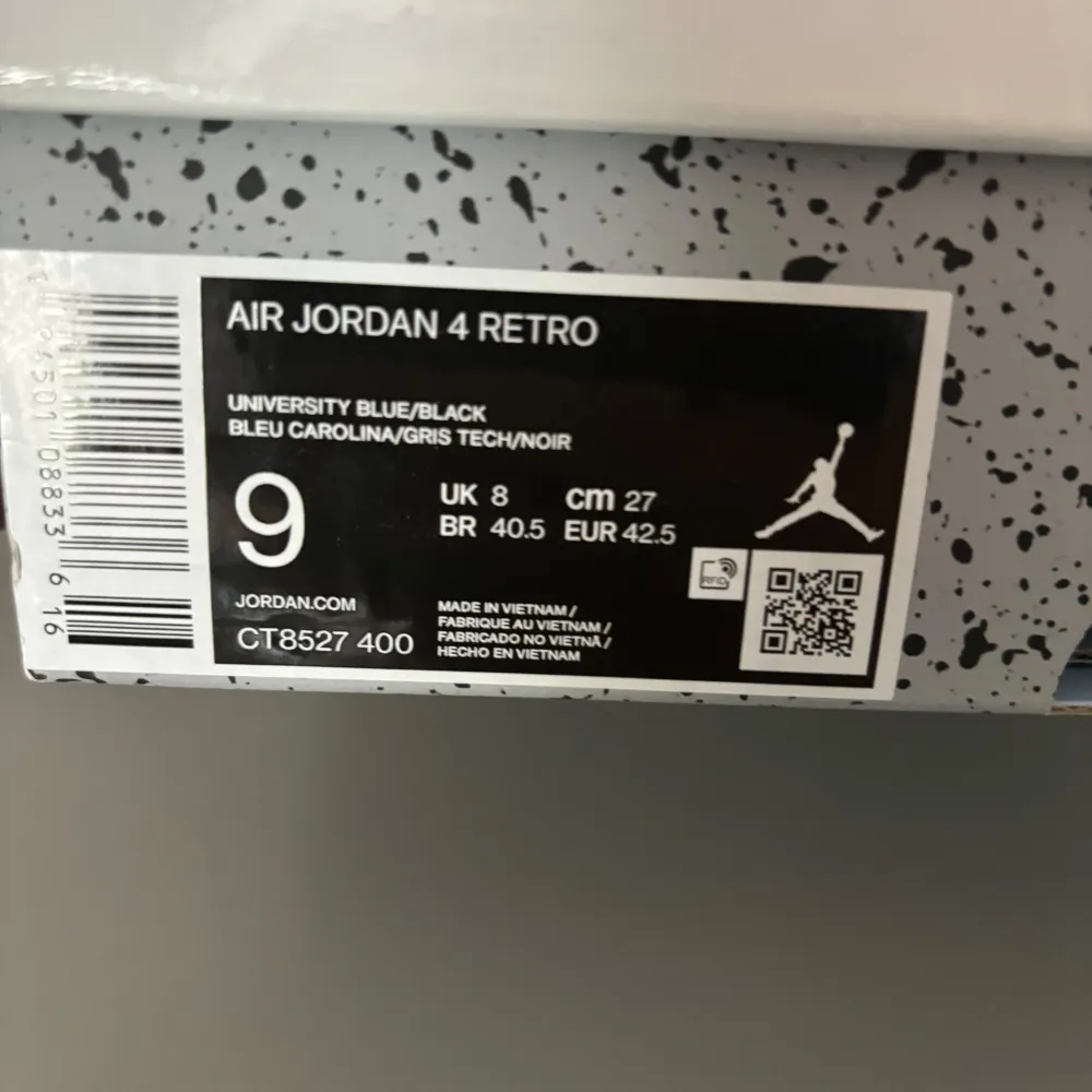 Jordan 4 UNC, säljer för jag inte använder längre . Skor.