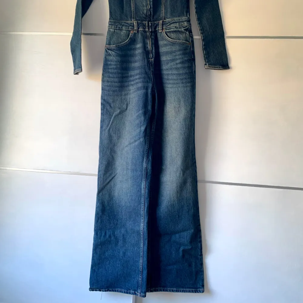 Otroligt SNYGG denim jumpsuit från ZARA. Använd endast en gång. Överdelen är tight och benen har en rak utsvängd passform. Relativt stretchig så passar även S. ”Dragkroken” har lossnat men dragkedjan funkar utan problem ändå. SUPERSNYGG 🍂🤎. Jeans & Byxor.