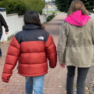 The north face jacka - Säljer min super coola the north face jacka! Har några få defekter som knappt syns. XS i herr strl men passar mig som vanligtvis bär xs dam. Första bilden visar färgen bäst!