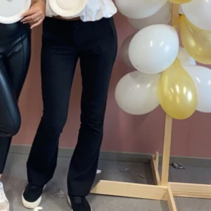 Lågmidjade kostymbyxor  - Säljer kostymbyxor som är i storlek 38 men passar till 36! Skriv för fler bilder ( då dållgs bilder )