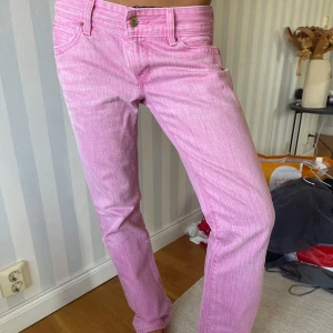 Levis straight  - Säljer de här raka rosa jeansen från Levis i modell 570.  40cm över midjan, 103,5cm i längden.