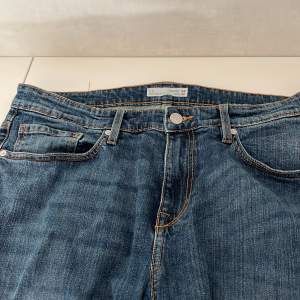 Har knappt använt jeansen köpte senare två par andra så dess har bara legat så säljer dem billigt, de är ett par jeans ifrån Cubus.