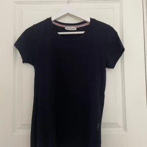 Mörkblå T-shirt  - Mörkblå T-shirt i en mer tightare variation men urringning, väldigt bra skick💞