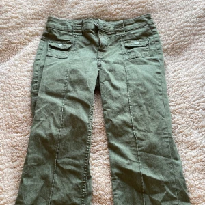 Gröna h&m jeans - Säljer mina gröna h&m jeans då de är lite för korta på mig men som är sååå snygga och unika, jätte snygga fickor där fram, skulle passa nån som är ungefär 160-167! Jätte bra skick