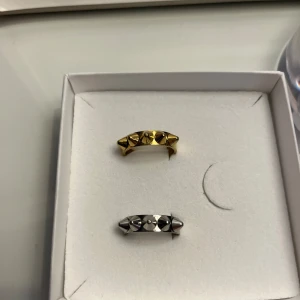 EDBLAD RING - Två smala Edblad ringar. Den guldiga är i storlek L och den silvriga i storlek M. Köp en för 200. Skriv för mer info och skriv till mig innan köp