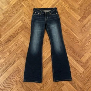 Oanvända jeans! - Jättesnygga lågmidjade bootcut jeans från Weekday i modellen ”Nova low bootcut wrinkle jeans”. Säljer då de tyvärr är för små på mig men älskar washen och skrynkligarna på benen!❤️
