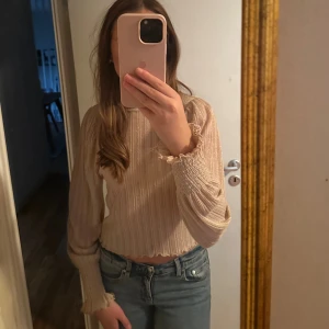 Volangblus  - Säljer min blus i färgen beige, även glittrig. Superfin till vardags men går även att klä upp, fint skick!