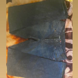 Lågmidjade straight jeans - Säljer dessa fin jeans som är förkorta för mig skulle säga att det passar någon som är runt 160! Hör av er vid fler bilder elr frågor❣️