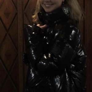 Tommy Hilfiger vinter jacka  - Köpte i Köpenhamn för tre år sedan. Jackan är i mycket bra skick och har används rätt mycket. Köptes för 3000kr från Tommy Hilfiger. Jackan sitter  baggy ,   jackan har ett litet hål vid fickan och saknar luva