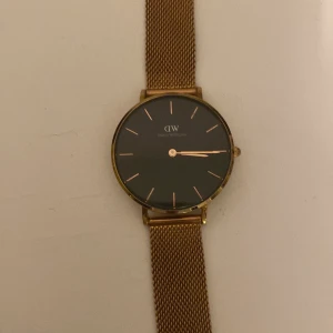 Daniel Wellington klocka - Säljer denna guldiga klocka, finns lite repor på uret