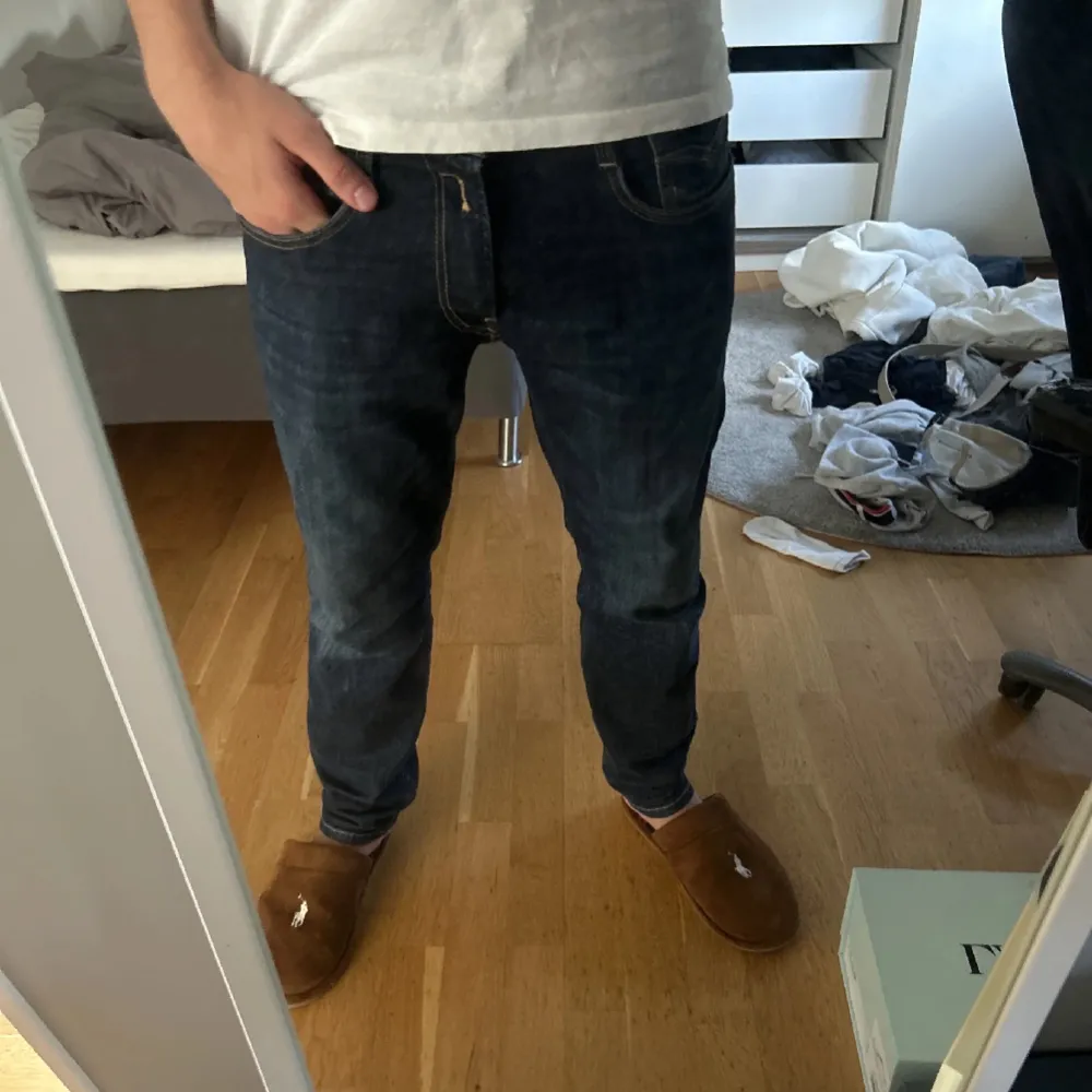 Säljer mina Replay jeans som nästan är helt nya finns inga fläckar eller märken på dom, hör av dig om du är intresserad mvh, jag är 176  och väger 61kg. Jeans & Byxor.