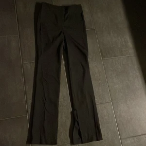 Svarta kostymbyxor  - Svarta kostymbyxor från zara, använd en gång, kommer med bra skick, storlek XS, säljs inte mer i butik 