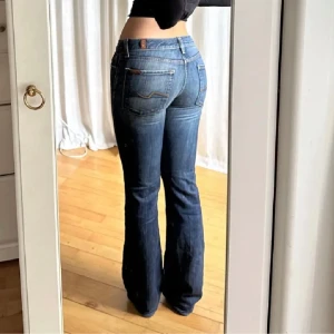 Lågmidjade bootcut jeans - Vintage från ’7 for all mankind!🫶Midjan: 75cm, men har själv 80 och de sitter lite löst. Innebenslängd: 82cm, men är 165 och de är lite lite för långa. Dessutom är hälarna ganska utnötta så säljer de då lite billigare (og. 750kr)