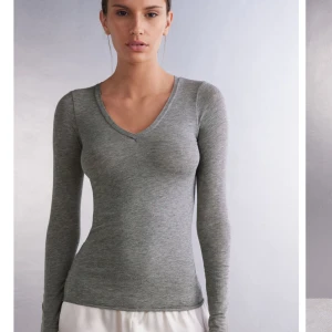 Grå Intimissimi  - Hej jag säljer min gråa tröja från Intimissimi då jag har en likadan❣️❣️den passar även en Small och en Large❣️❣️❣️I väldigt bra skick och endast använd fåtal gånger💗 nypris 449kr