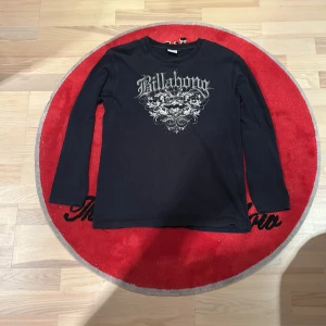 Billabong longsleeve - Billabong longsleeve i storlek M mycket bra skick bara att skriva om frågor kring mått o annat
