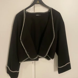  Kappa  - Som ny, använt 2-3 gånger, den e från Gina Tricot svart med vita sömmar. Den e i storlek s men går för folk som har xs, köpt för 500 säljer för 250 kan ändra priset vid snabba affär🩷