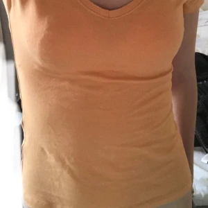 Gulig grön tröja dålig bild - Fråga gärna om fler bilder dålig bild