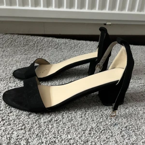 Snygga klackar till fest. - Klackar som använts 2 gånger 💞