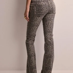 Leopard jeans - Säljer dessa jättefina jeans från nelly i strl 36, då de ej kommit till användning. Jag är 168 cm lång och de sitter väldigt bra på längden och i passformen. Har använt dem endast en gång, alltså i väldigt bra skick. Nypris 699kr🙌🏽