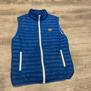 Colmar väst - Säljer nu min blåa colmar väst. Den är i mycket fint skick förutom ett pyttelitet hål längst ner som inte märks när man har på sig den.