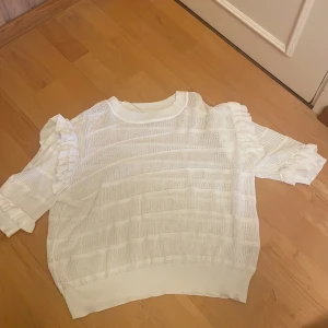 Vit tröja från Kappahl  - Storlek: M  Använd 1 gång,  bra skick  Säljer pgrav för stor 