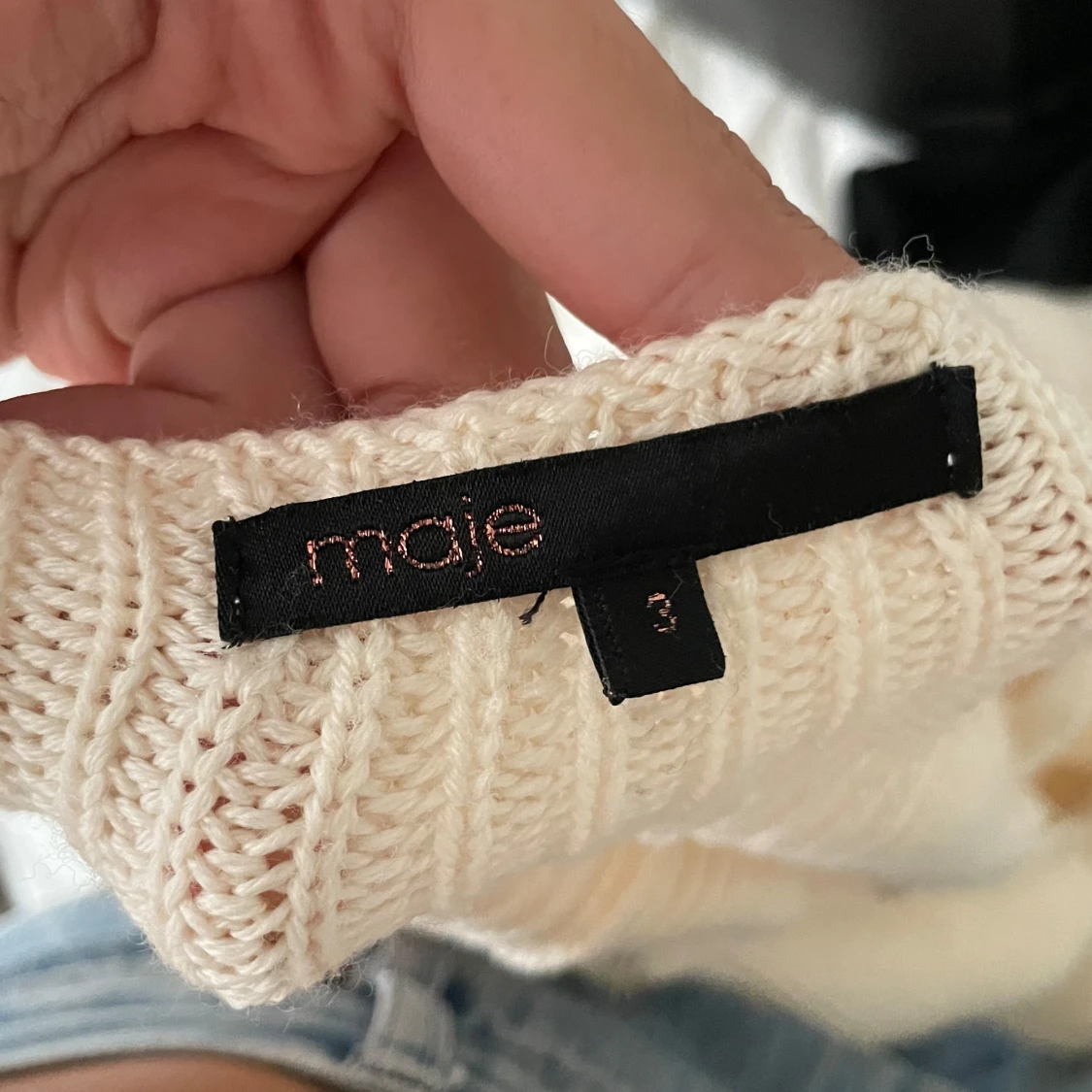 Beige stickad kofta från Maje