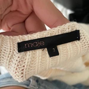 Beige stickad kofta från Maje - Säljer en superfin beige stickad kofta från Maje. ny skick aldrig använd säljer då den inte kommer till användning tyvärr!! pris kan diskuteras men köptes för ca 2400