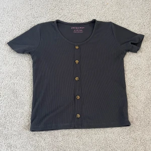 Svart/grå topp🩶 - Jätte fin vanlig topp från primark. Älskar att den är så bekväm 🌟