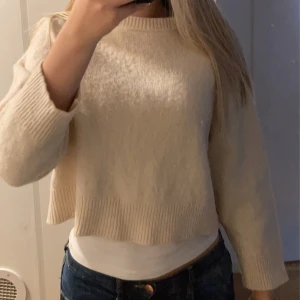 Carin wester stickad croppad tröja - Aldrig använd och i super fint skick!💗 så fin till hösten
