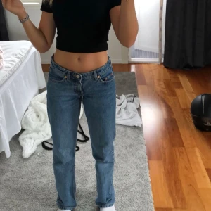 Lågmidjade jeans - Skitsnygga ”Arrow Low straight jeans” från weekday i stl 24/32. Säljer för att de är för små. 