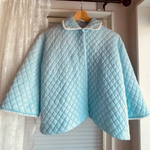 Trekvartsärmad jacka!!! - Säljer nu min trekvartsärmade jacka som jag fick i present i somras🌟aldrig använd och i mycket bra skick!! Super fin jacka som passar till allt! Skriv om du har några frågor!💕