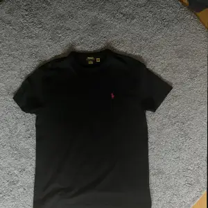 Svart Ralph lauren T-shirt. Är storlek S men passar med som M då den är lite overzize! Hör av er vid funderingen eller fråga! 