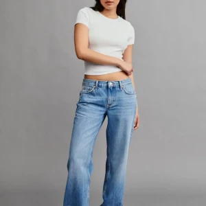 Low waist jeans - Snygga low waist straight jeans som är i ett superfint tillstånd (förutom nere vid hälen se sista bilden). Tar emot prisförslag 