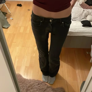 Svarta bootcut jeans från lager 157 - Super Snygga svarta bootcut jeans från lager 157. De har en lågmidjad passform. Storlek s length full, jag är 175cm till referens. Hör av dig om du har några frågor 💕💞