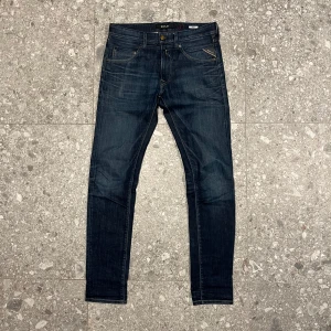 Replay jeans  - Intressekoll på dessa blåa replay jeans || storlek: W31 L34 || skicket är mycket bra, få tecken på användning || hör av dig om du är intresserad 📬