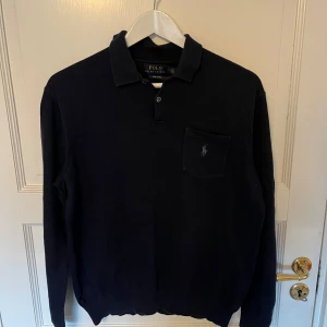 Blå pikétröja från Ralph Lauren - Säljer en klassisk blå pikétröja från Ralph Lauren i pima bomull som är ett exklusivt material som få polo pikéer har.