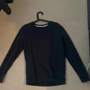 Hugo boss tröja - Snygg mörkblå tröja från Hugo Boss med broderad logga på framsidan. Tröjan har långa ärmar och en rund halsringning. Perfekt för en stilren look. Aldrig använd helt ny ungefär priset kan diskuteras 