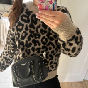 Leopardmönstrad stickad tröja - säljer min extremt snygga leopard mönstrade tröja från other stories, köpt för 1500kr och säljer nu för 600kr, den är i nyskick den ända defekten den har är en fläck på lappen som sitter vid kragen, fråga om mer bilder🥰den är i M men passar någon som är en 36-34 perfekt