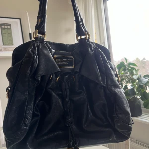 Marc Jacobs väska - Så snygg Marc Jacobs väska!! Väskan är i fint skick men små tecken på använd som syns på skinnet men inget man tänker på när man bär väskan. Nypris runt 4000
