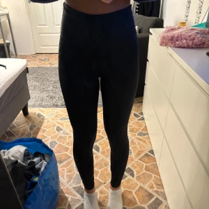 Svarta leggings från Röhnisch - Snygga svarta träningsbyxor från Röhnisch med hög midja. Perfekta för träning eller en avslappnad dag. De är tillverkade i ett stretchigt material som ger en tight passform.